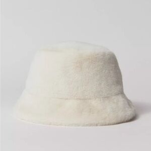 NWT Urban Outfitters Cream Fuzzy Bucket Hat